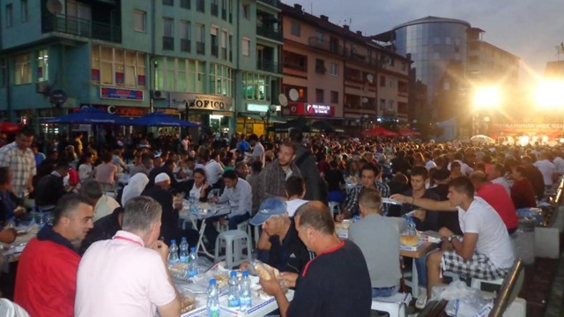 Islamska zajednica u Crnoj Gori i istanbulska opština Bajrampaša - iftar na gradskom trgu u Rožajama, za više od dvije hiljade postača