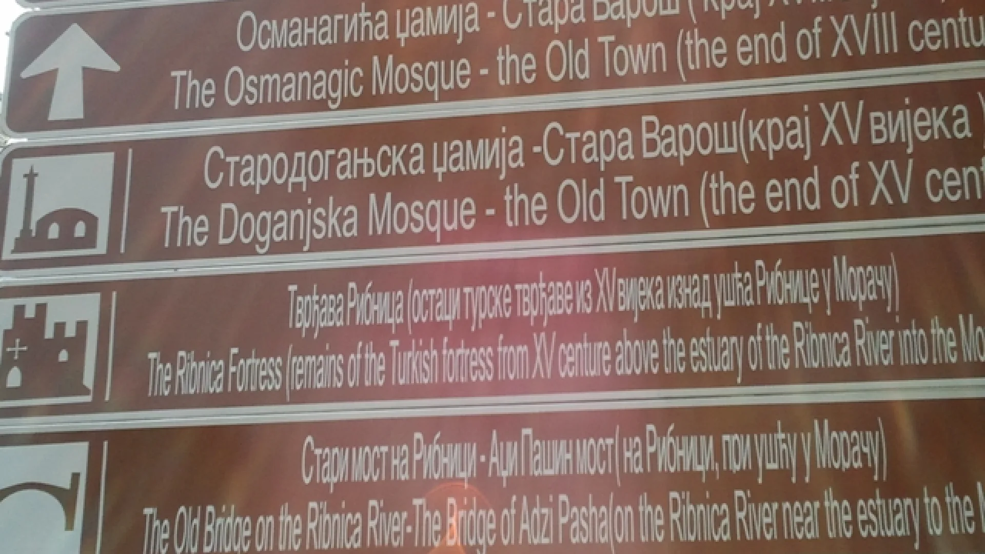 Info-table sa oznakama Starodoganjske i Osmanagića džamije