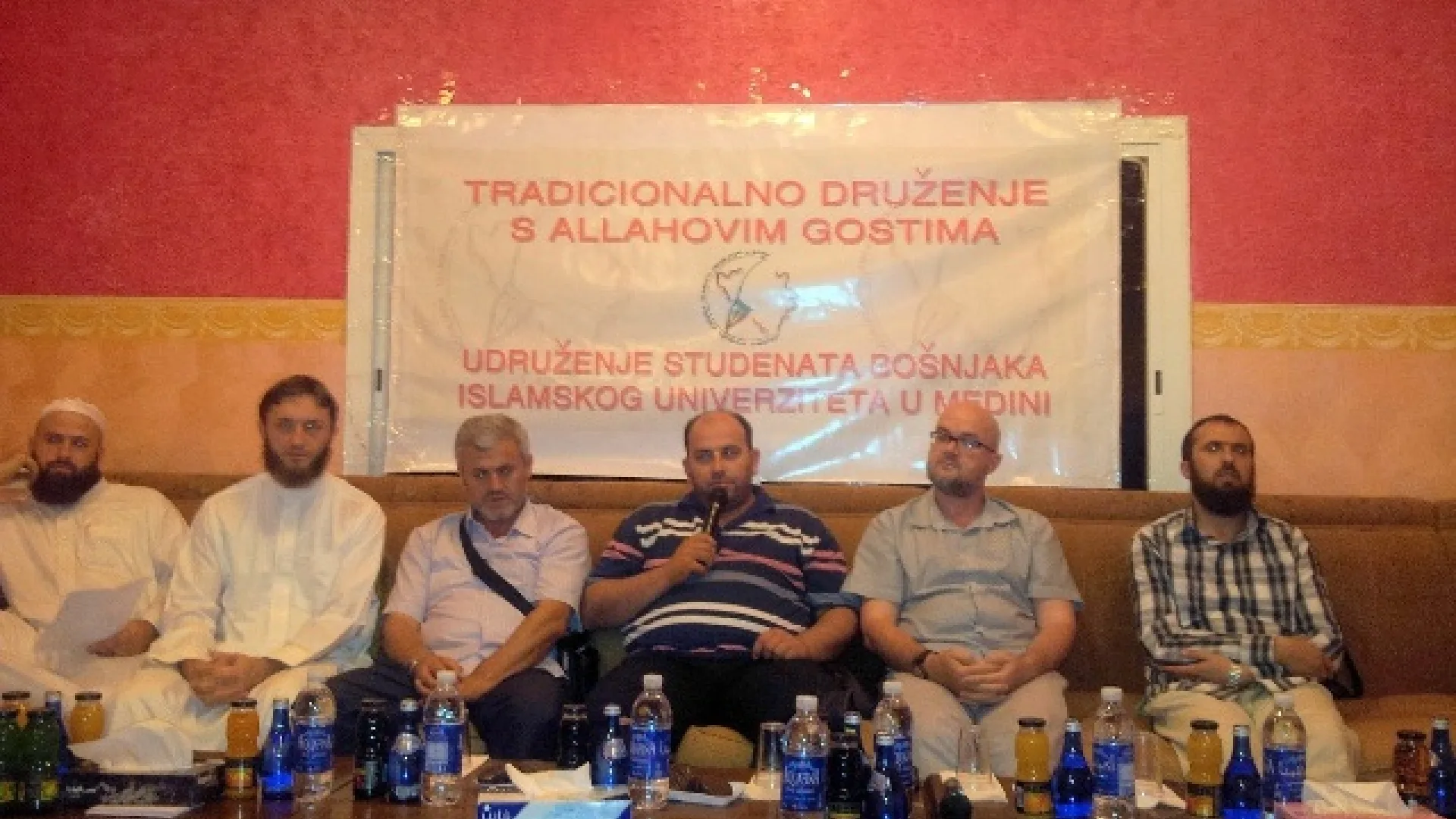 Tradicionalno druženje studenata sa hadžijama u Medini