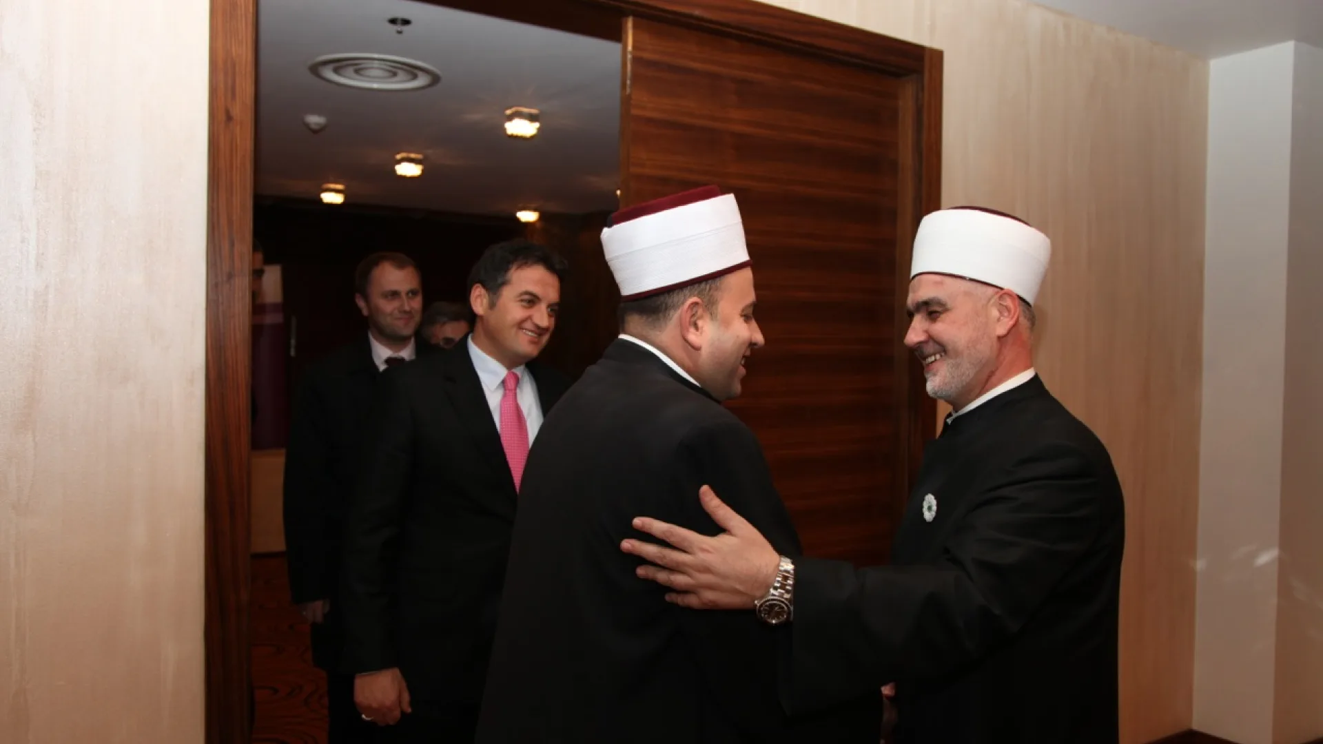 Reisu-l-'ulema Husein ef. Kavazović nakon dodjele Menšure primio reisa Rifata ef. Fejzića sa saradnicima