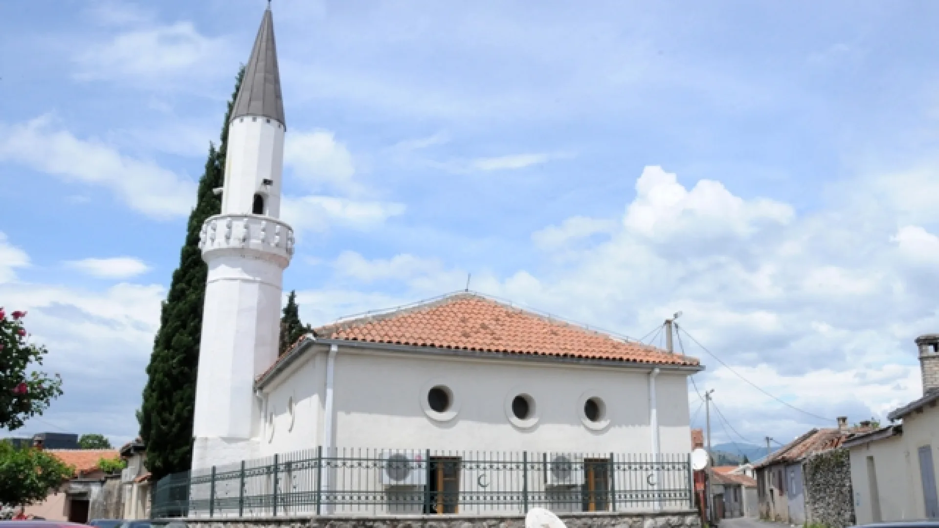 Uvrjedljivi grafiti kod Starodoganjske džamije