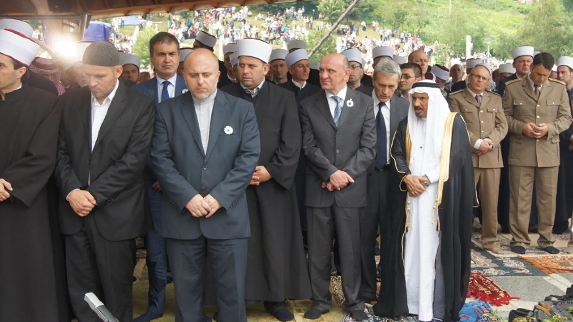 Reis Islamske zajednice Rifat ef. Fejzić sa saradnicima na dženazi u Srebrenici