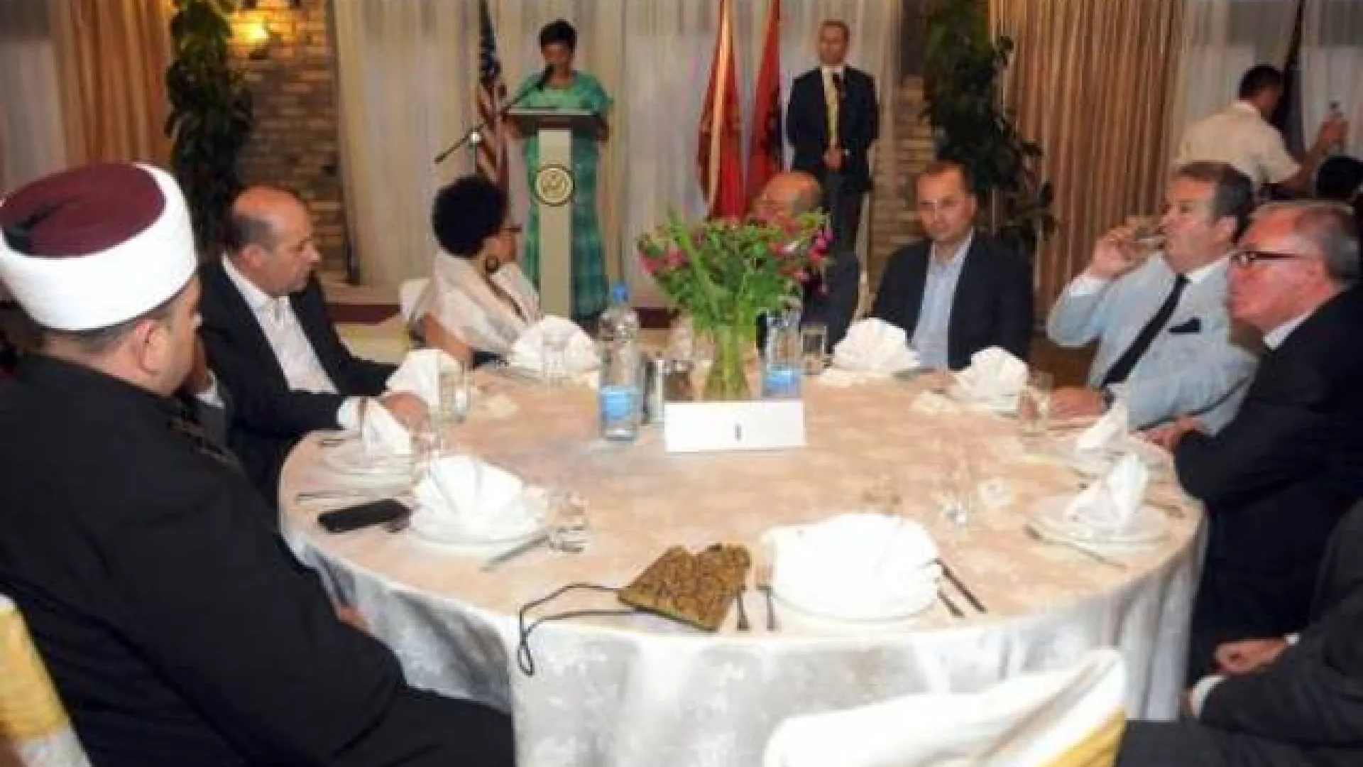 Ambasada SAD organizovala iftar u Tuzima