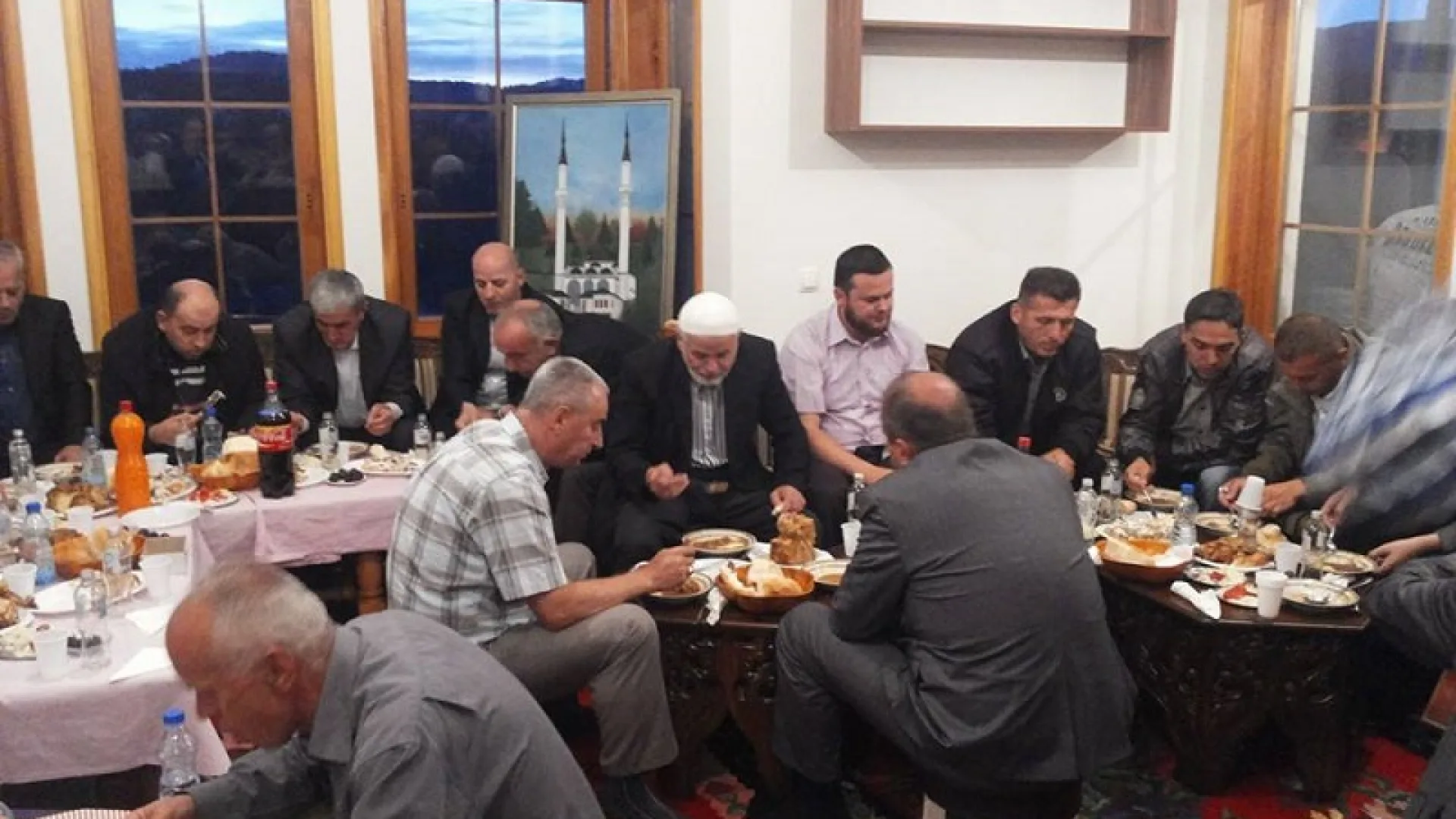 Iftar u džamiji na Bandžovom Brdu