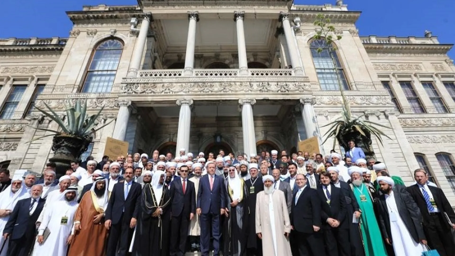 Reis Rifat ef. Fejzić na skupu islamskih autoriteta u Istanbulu