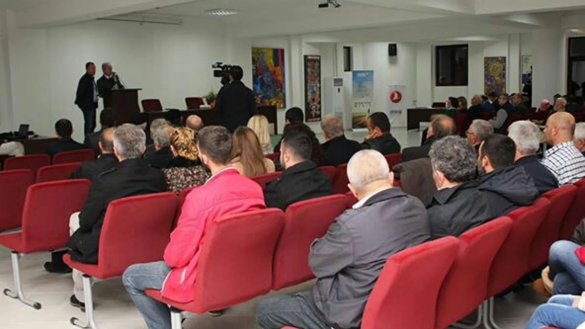 Svečano otvorena izložba slika Asli Turkeli u Islamskom centru u Baru