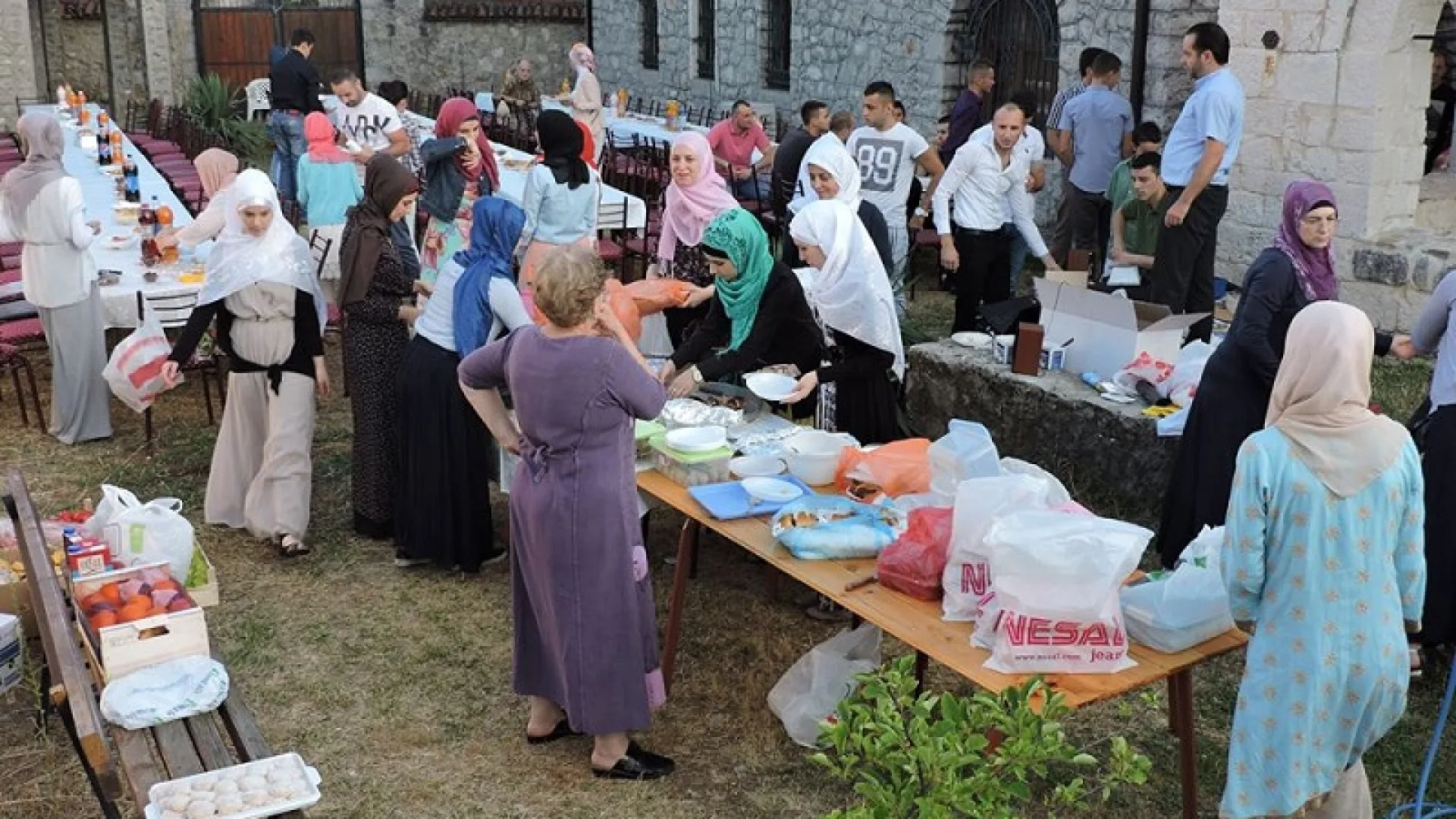 Tradicionalni iftar u haremu Osmanagića džamije