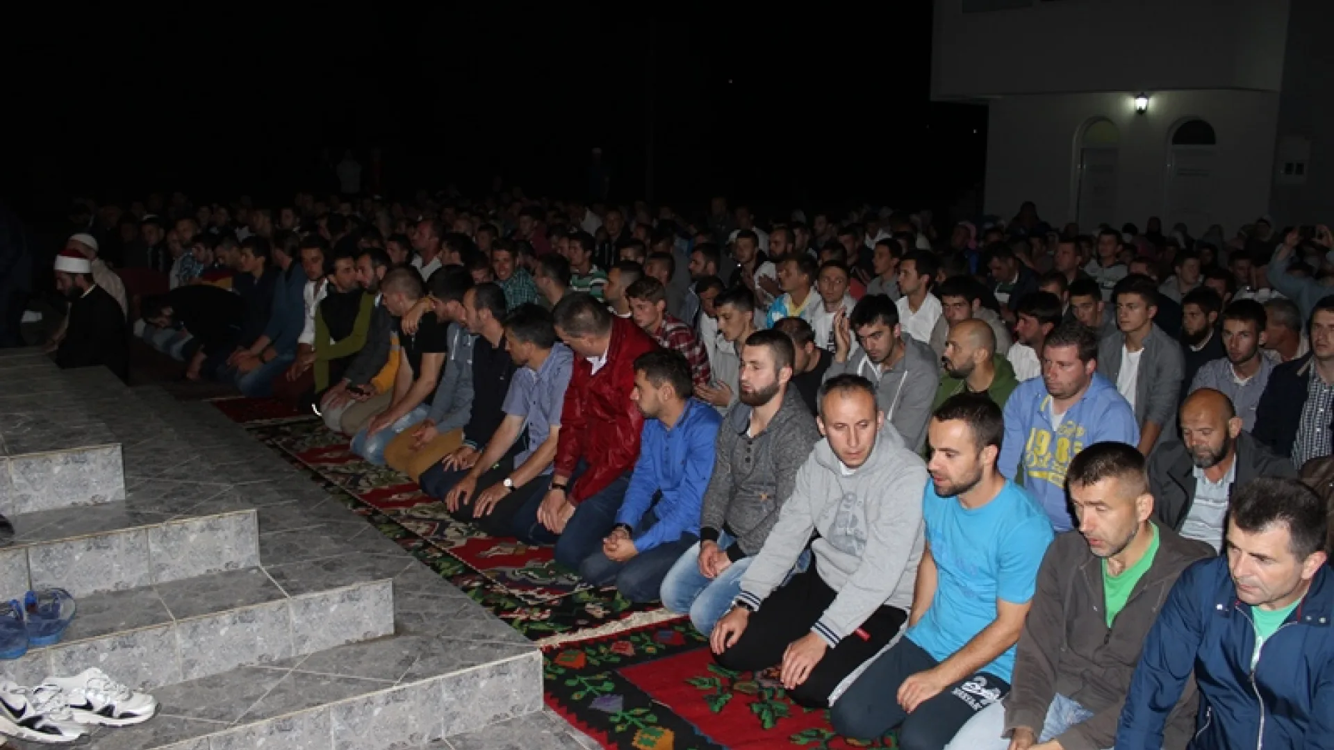 PRVI NOĆNI NAMAZ NA OTVORENOM U BIJELOM POLJU POVODOM LEJLETUL-KADRA
