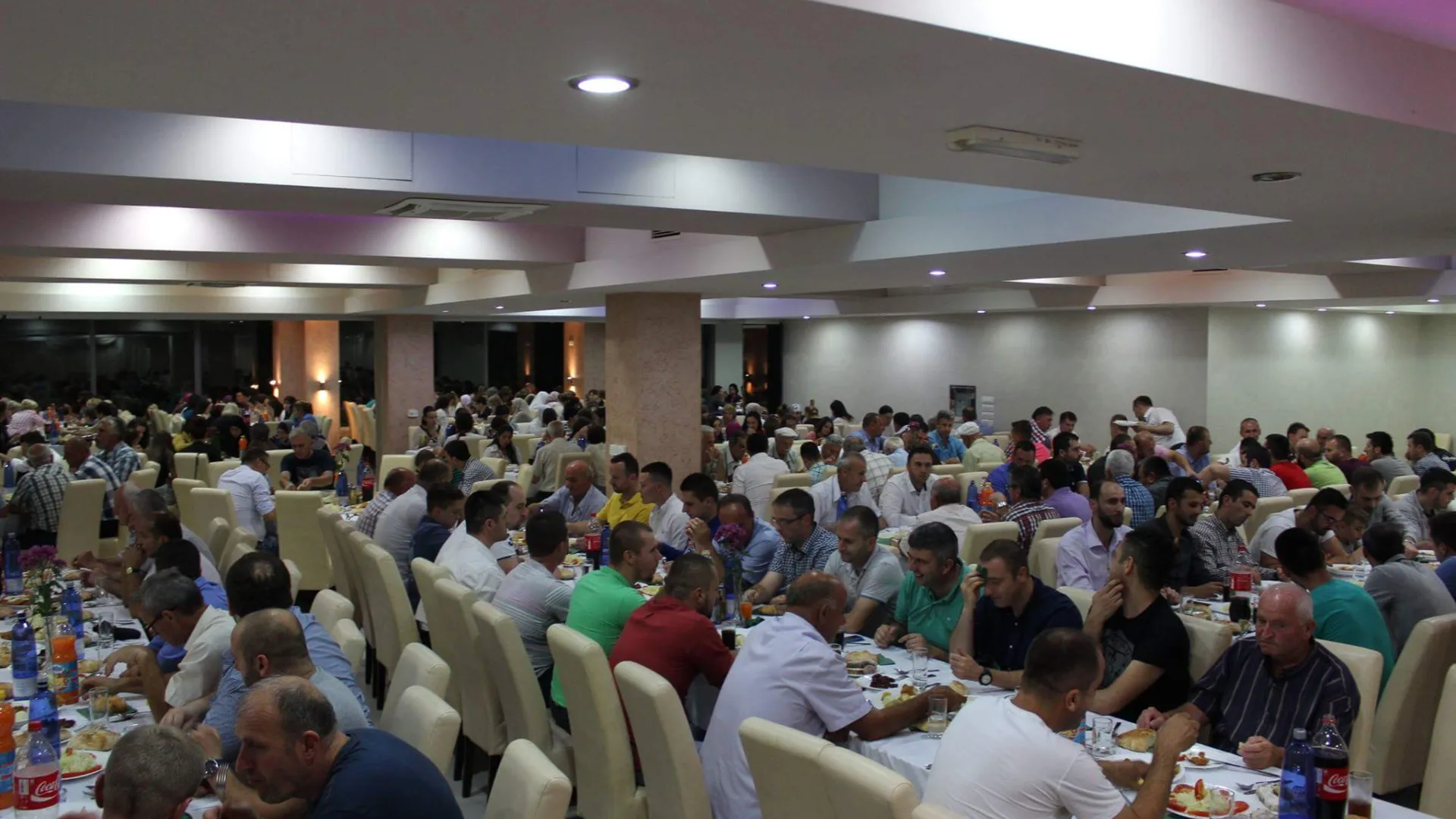 NAJVEĆI IFTAR U BIJELOM POLJU OVOG RAMAZANA POD POKROVITELJSTVOM ALTANA AKOVE