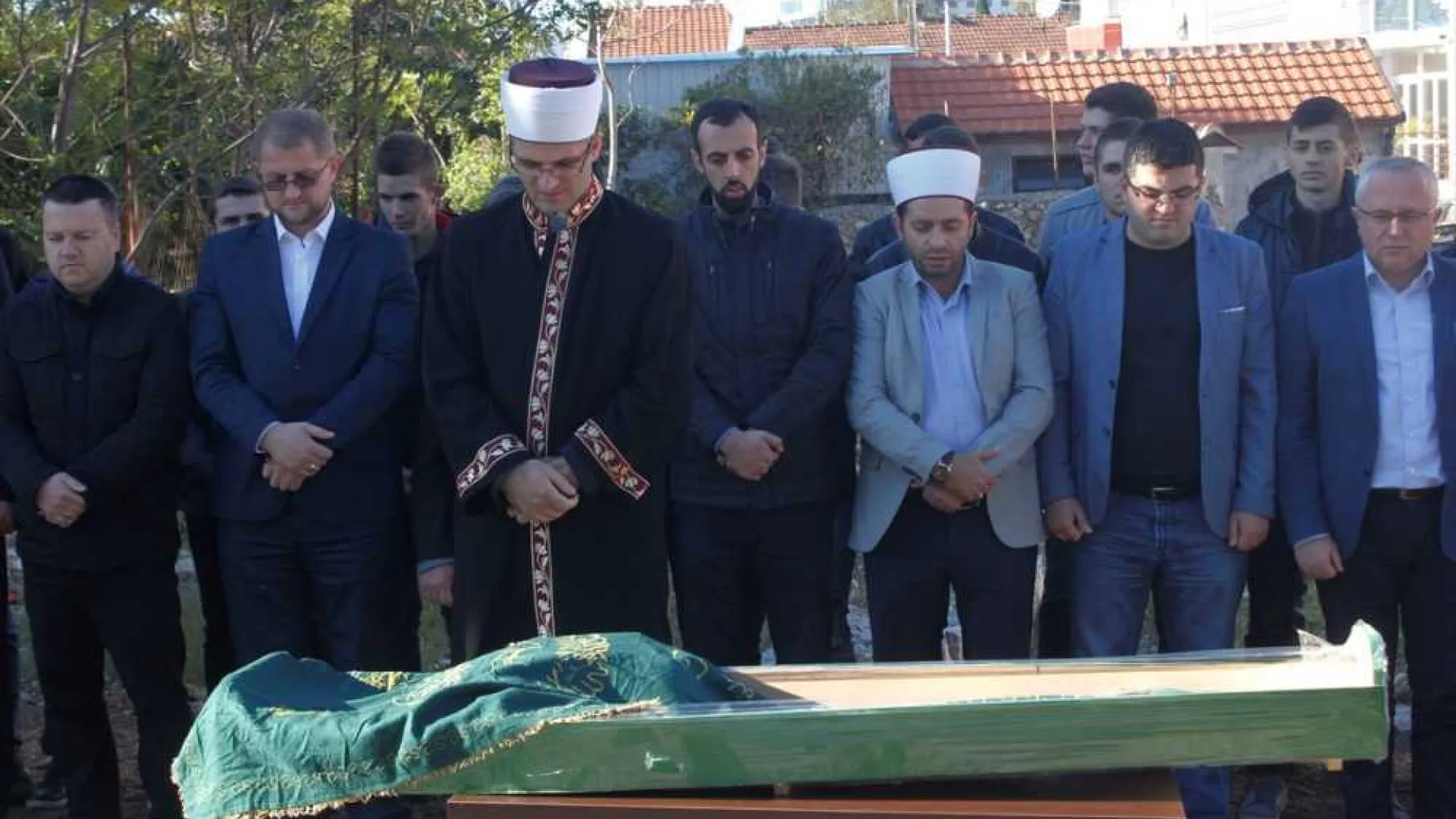 Klanjana dženaza za osobe čiji su posmrtni ostaci pronađeni prilikom arheološkog iskopavanja Hadrovića džamije