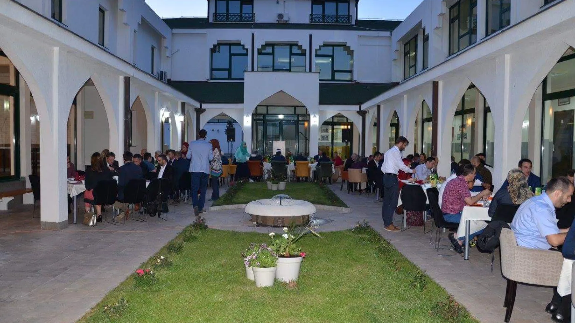 Ambasada USA priredila iftar u Medresi
