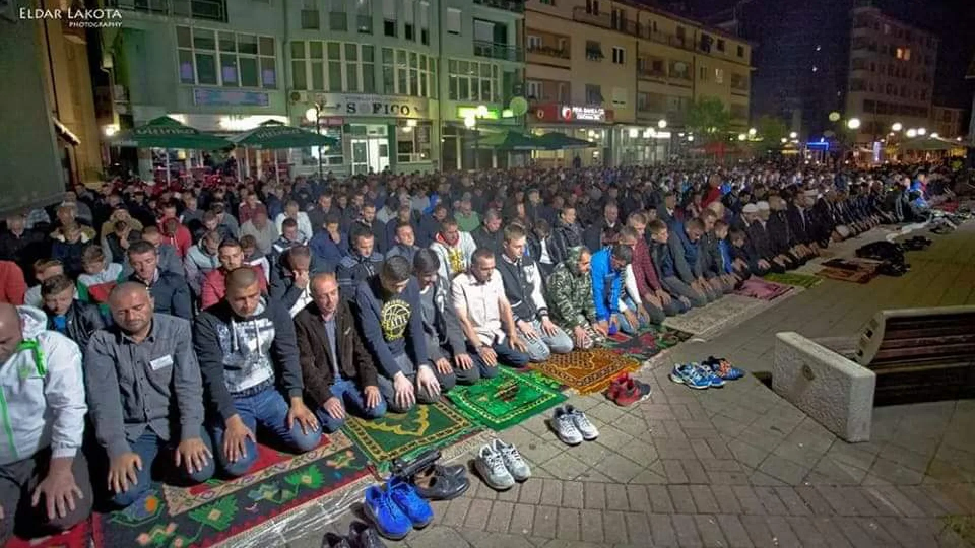Noćni namaz na gradskom trgu u Rožajama