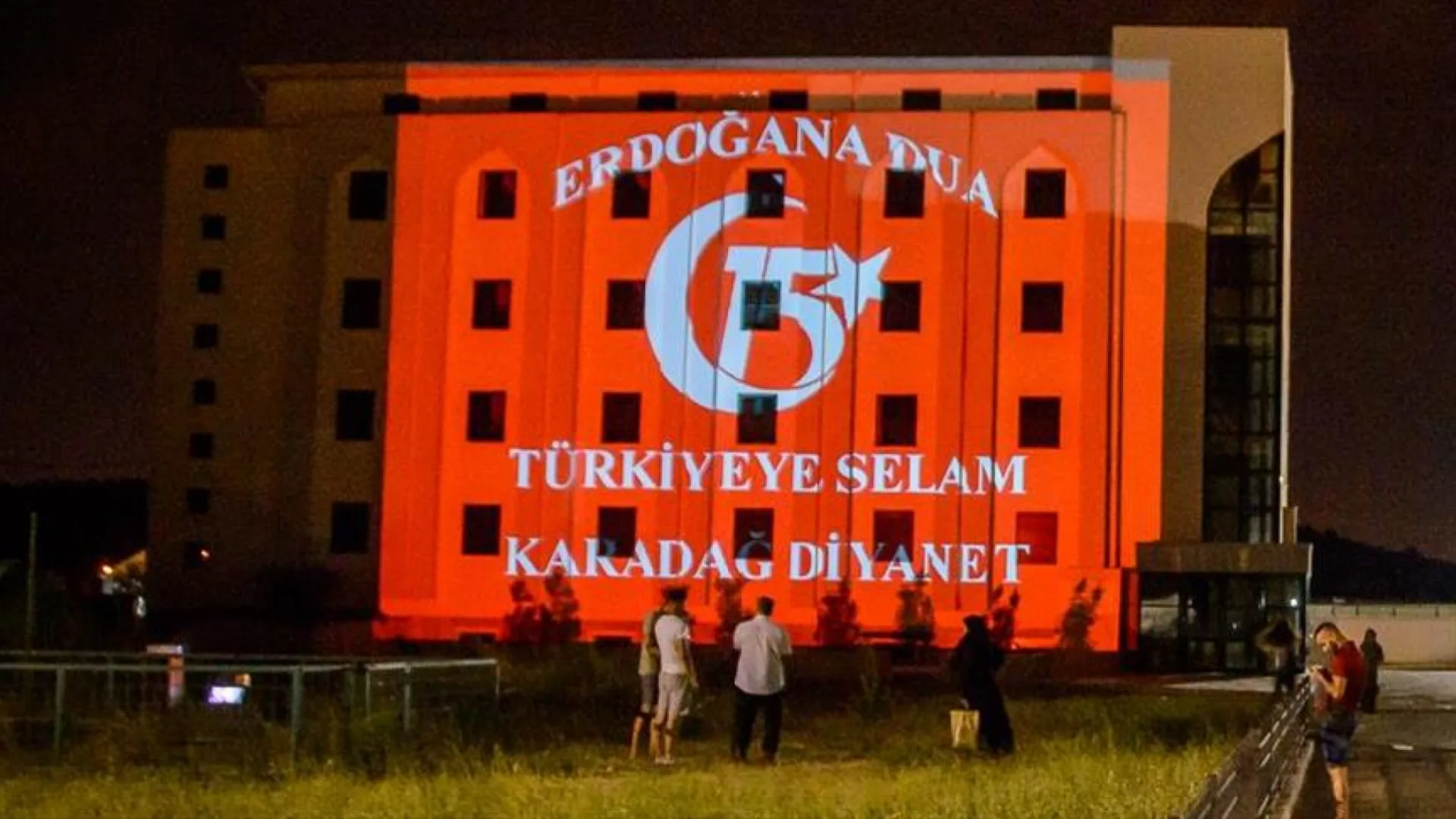 Godišnjica pokušaja vojnog udara: Medresa „Mehmet Fatih“ u Podgorici u bojama turske zastave