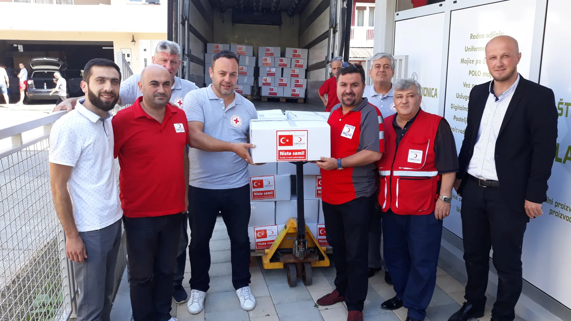 Turski Crveni polumjesec u akciji sa Crvenim krstom podijelio 100 paketa