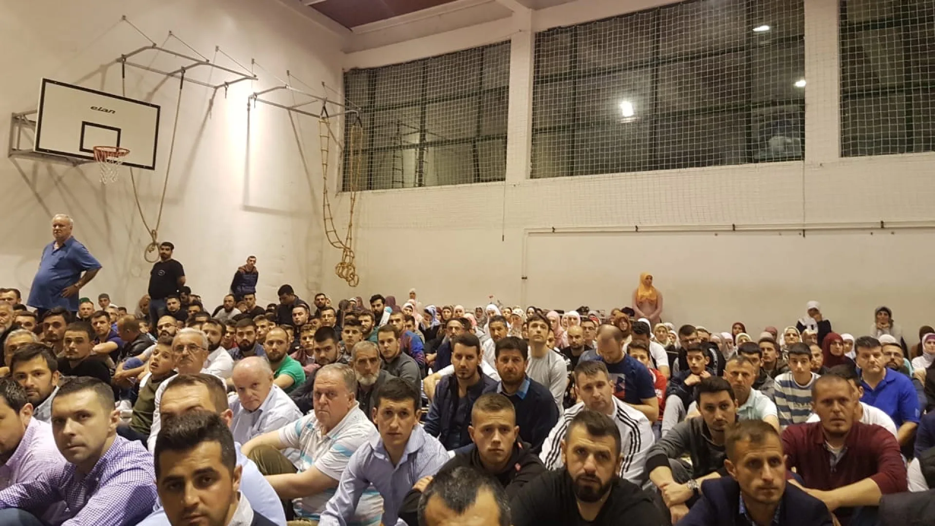 NOĆNI NAMAZ U SPORTSKOJ DVORANI MEDRESE