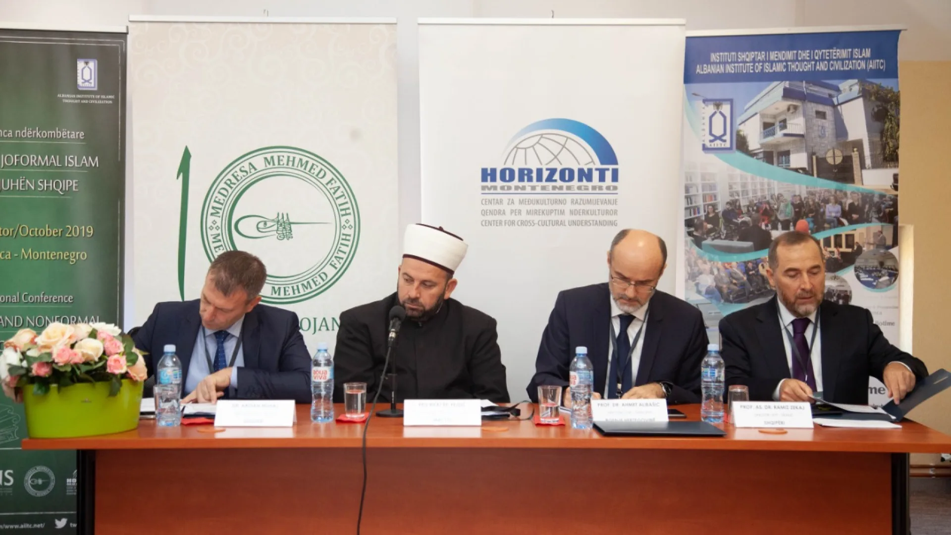 OTVORENA KONFERENCIJA FORMALNO I NEFORMALNO ISLAMSKO OBRAZOVANJE NA ALBANSKOM JEZIKU - NË MEDRESE HAPET KONFERENCA EDUKIMI FORMAL DHE JOFORMAL ISLAM NË  GJUHËN SHQIPE