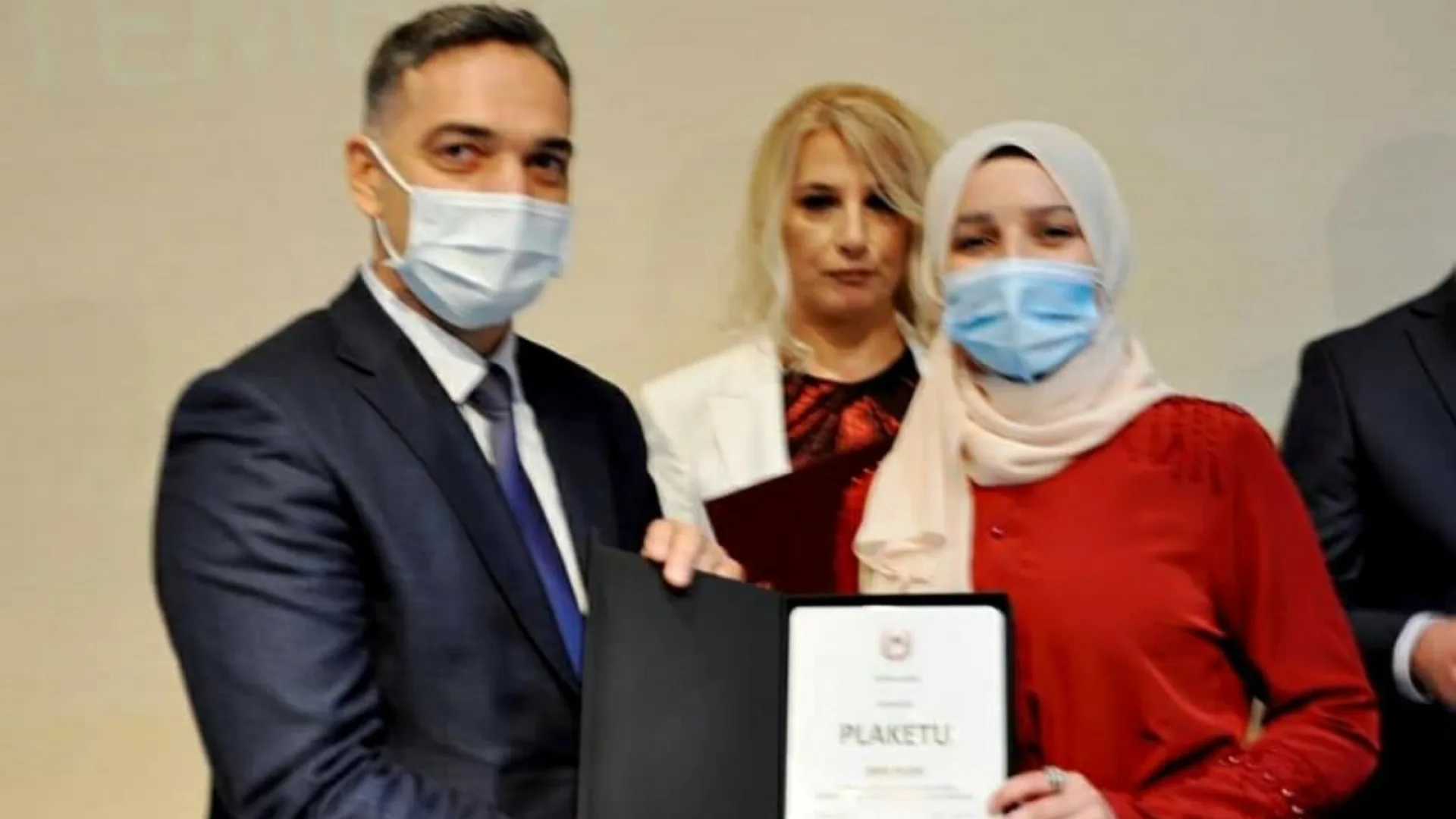 PLAKETA OPŠTINE ROŽAJE UČENICI MEDRESE