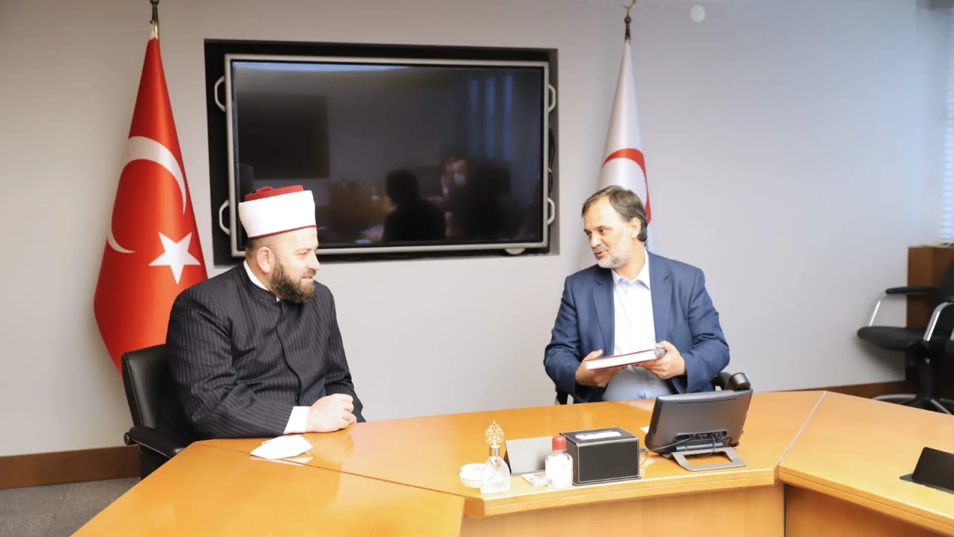 REIS NA SASTANKU SA DIREKTOROM CRVENOG POLUMJESECA