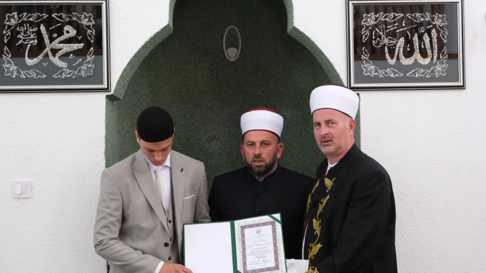 SVEČANO PROUČENA HAFISKA DOVA I URUČENA DIPLOMA HAFIZU ANELU ELEZOVIĆU