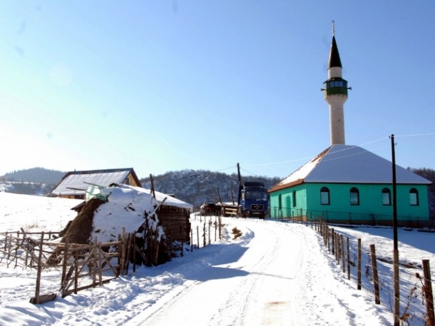 Slika džamije kod Rožaja koja je objavljena na naslovnoj strani "Vijesti" uz naslov članka "Lako im je kad su zasjede na pogrešnom mjestu"