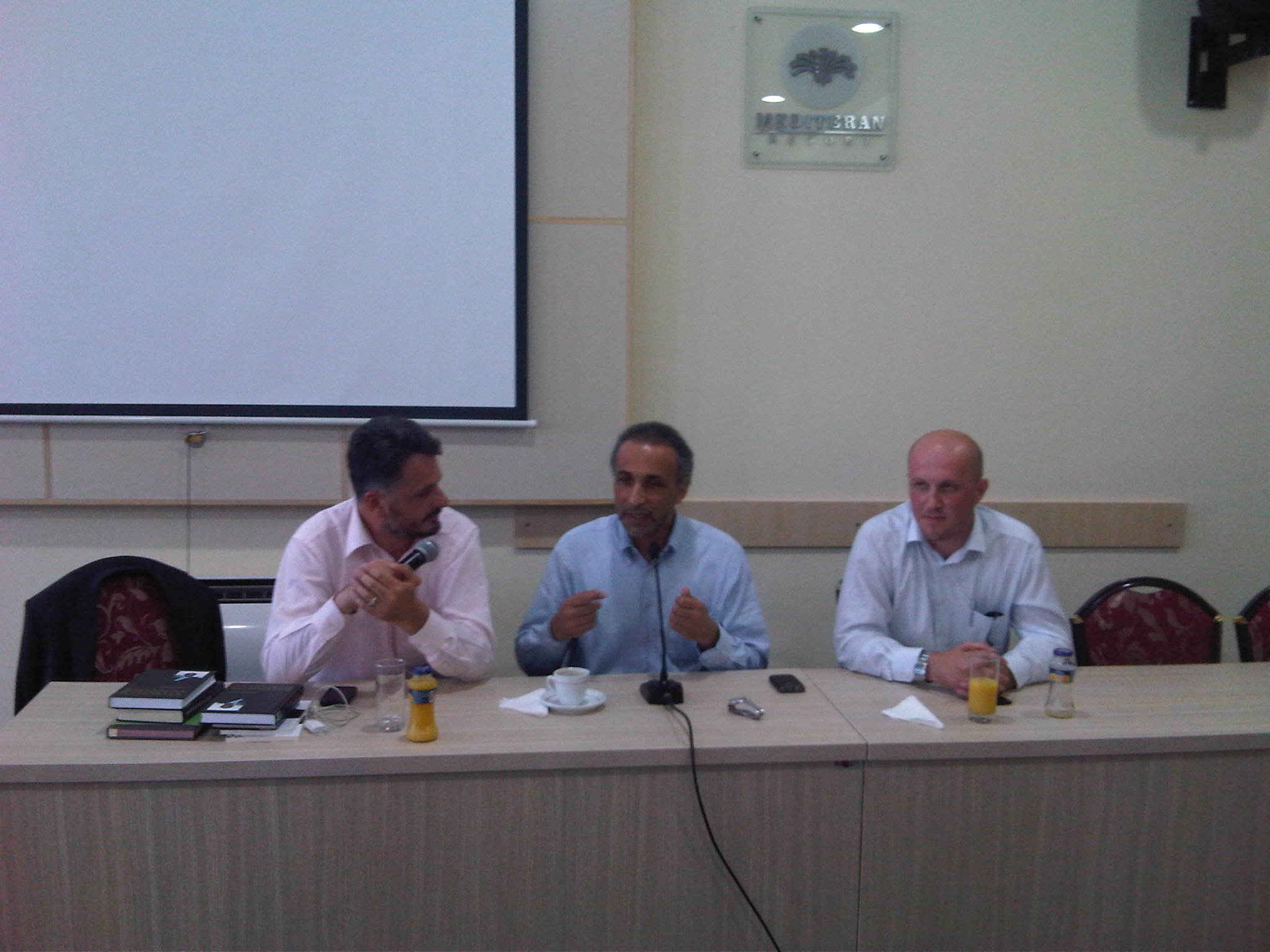 Prof. Omer ef. Kajoshaj, prof. dr. Tarik Ramadan i prof. Enis ef. Burdžović