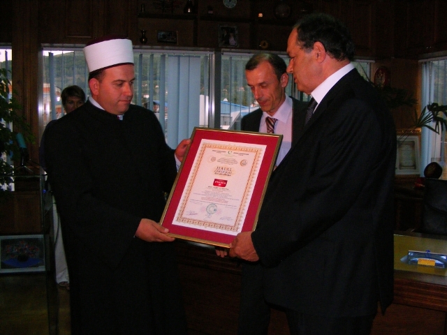 Reis Rifat Fejzić i Hilmija Franca pri uručivanju Halal certifikata