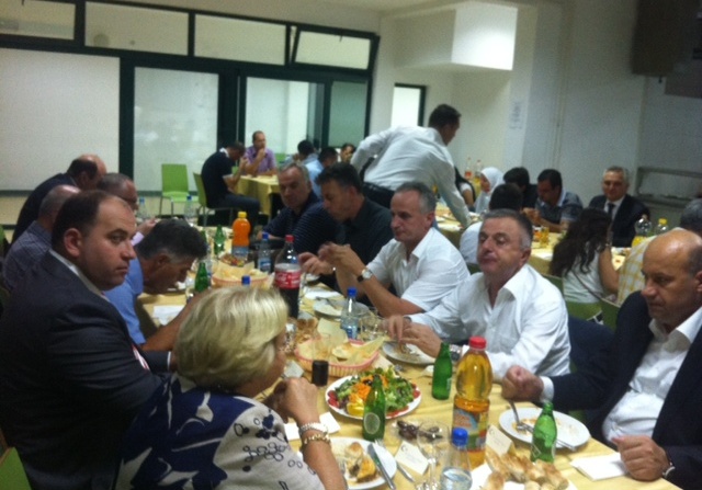 Reis Rifat ef. Fejzić i ambasadorka Turske Emina Birgen Kesoglu sa gostima na iftaru u medresi