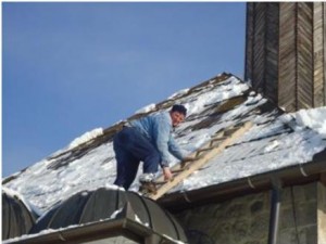 Čišćenje snijega sa krova džamije