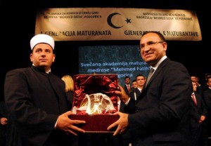 Reis Rifat ef. Fejzić i potpredsjednik Vlade Turske Bekir Bozdag prilikom uručivanja poklona