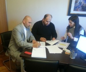 Ahmet Ahmatović i reis Rifat ef. Fejzić prilikom potpisivanja Ugovor o vakufu kod notara