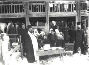 Pop Šekularac prilikom pokrštavanja muslimana Plava i Gusinja 1913. god.