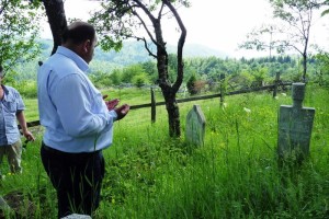 Reis Fejzić u posjeti groblju u Raščićima