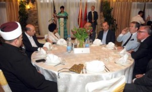 ambasada-sad-organizovala-iftar-tuzima-slika-