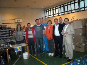 3. Muriz Muslic sa gradonacelnikom Memagicem i glavnim imamom Pepicem i volonterima Crvenog krsta