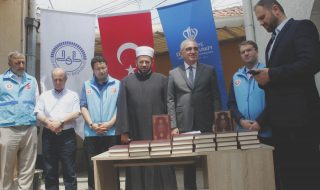 Podgorica, Crna Gora - 3. jun 2017:  U zgradi Mešihata IZCG u Podgorici, reis Rifat ef.Fejzić i ambasador Republike Turske u Crnoj Gori Serhat Galip podijelili su prve primjerke Kur'ana na bosanskom, a uručili su i prve vaučere za kupovinu namjernica u marketima za osobe kojima je to najpotrebnije.  ( Adel Ömeragiç - Anadolu Agency )