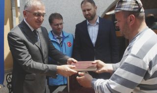 Podgorica, Crna Gora - 3. jun 2017:  U zgradi Mešihata IZCG u Podgorici, reis Rifat ef.Fejzić i ambasador Republike Turske u Crnoj Gori Serhat Galip (L) podijelili su prve primjerke Kur'ana na bosanskom, a uručili su i prve vaučere za kupovinu namjernica u marketima za osobe kojima je to najpotrebnije.  ( Adel Ömeragiç - Anadolu Agency )