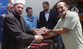 Podgorica, Crna Gora - 3. jun 2017:  U zgradi Mešihata IZCG u Podgorici, reis Rifat ef.Fejzić (L) i ambasador Republike Turske u Crnoj Gori Serhat Galip podijelili su prve primjerke Kur'ana na bosanskom, a uručili su i prve vaučere za kupovinu namjernica u marketima za osobe kojima je to najpotrebnije.  ( Adel Ömeragiç - Anadolu Agency )