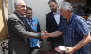 Podgorica, Crna Gora - 3. jun 2017:  U zgradi Mešihata IZCG u Podgorici, reis Rifat ef.Fejzić i ambasador Republike Turske u Crnoj Gori Serhat Galip (L) podijelili su prve primjerke Kur'ana na bosanskom, a uručili su i prve vaučere za kupovinu namjernica u marketima za osobe kojima je to najpotrebnije.  ( Adel Ömeragiç - Anadolu Agency )